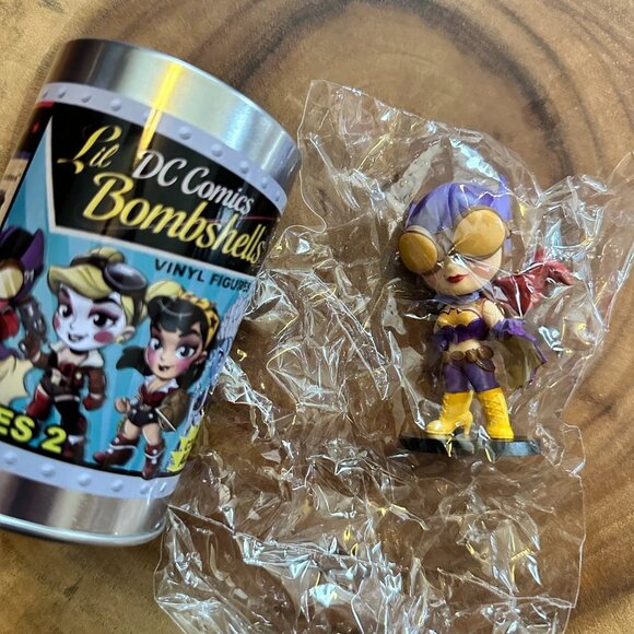 Lil' DC Comics Bombshell Mystery Batgirl - Picture 3 of 7